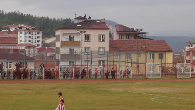 Ölümü hiçe saydılar! 6 katlı apartmanın çatısından tribündeymiş gibi maç seyrettiler
