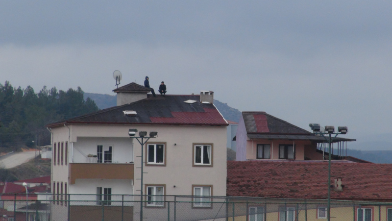 Ölümü hiçe saydılar! 6 katlı apartmanın çatısından tribündeymiş gibi maç seyrettiler