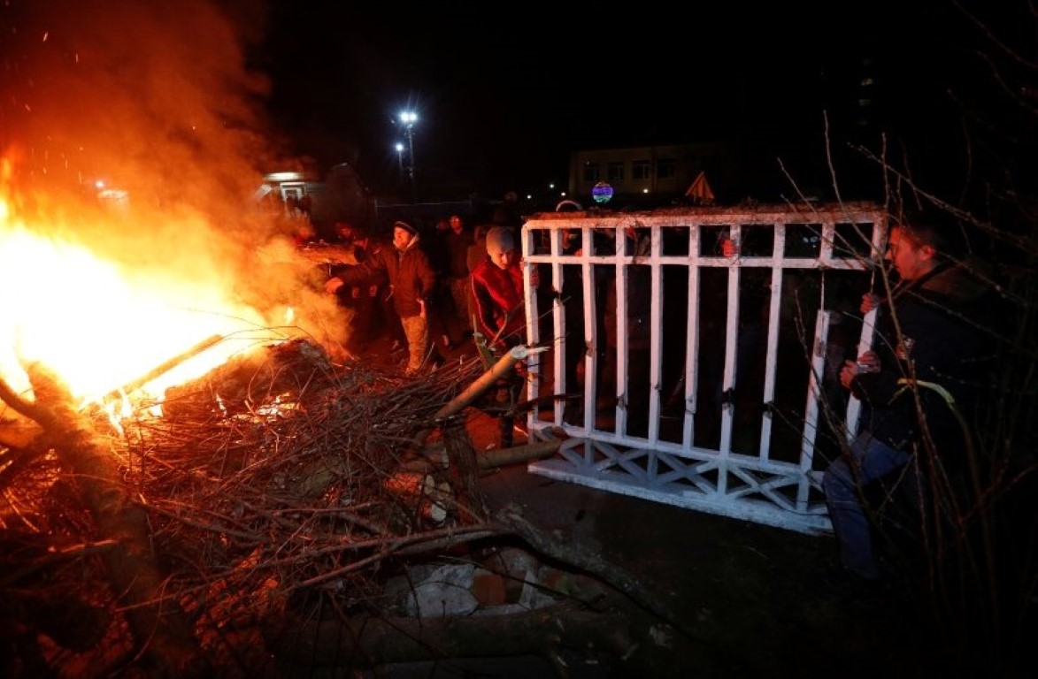 Son dakika haberi: Ukrayna’da koronavirüs protestosu! Taş yağmuruna tuttular