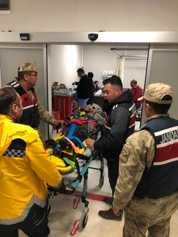 SON DAKİKA! Kayalıklardan düşen kadını Mehmetçik buldu! İşte o anlar