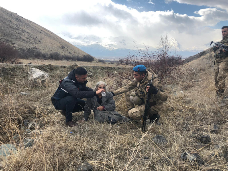 SON DAKİKA! Kayalıklardan düşen kadını Mehmetçik buldu! İşte o anlar