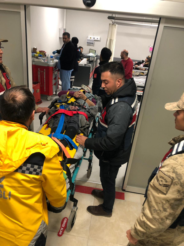 SON DAKİKA! Kayalıklardan düşen kadını Mehmetçik buldu! İşte o anlar