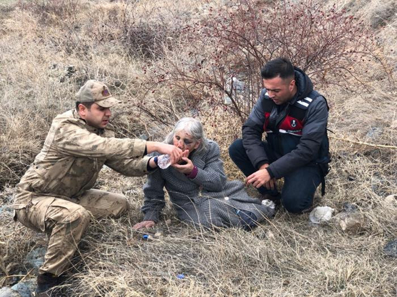 SON DAKİKA! Kayalıklardan düşen kadını Mehmetçik buldu! İşte o anlar