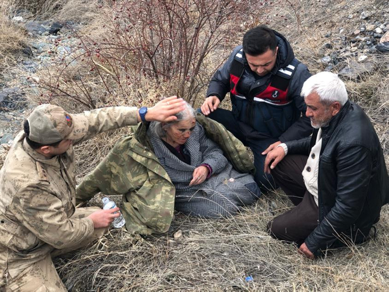 SON DAKİKA! Kayalıklardan düşen kadını Mehmetçik buldu! İşte o anlar