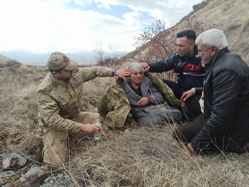 SON DAKİKA! Kayalıklardan düşen kadını Mehmetçik buldu! İşte o anlar