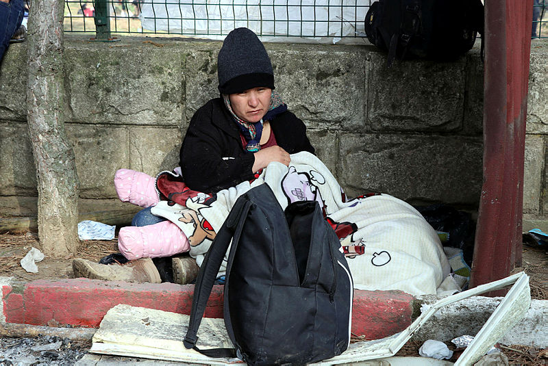 SON DAKİKA! Mültecilere Yunanistan’dan insanlık dışı saldırı! Ses ve gaz bombaları, barikatlar...