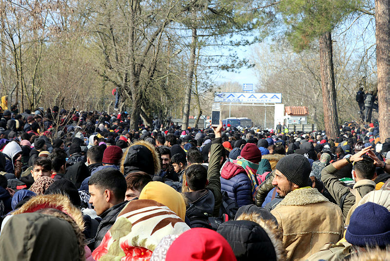 SON DAKİKA! Mültecilere Yunanistan’dan insanlık dışı saldırı! Ses ve gaz bombaları, barikatlar...