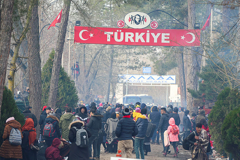 SON DAKİKA! Mültecilere Yunanistan’dan insanlık dışı saldırı! Ses ve gaz bombaları, barikatlar...