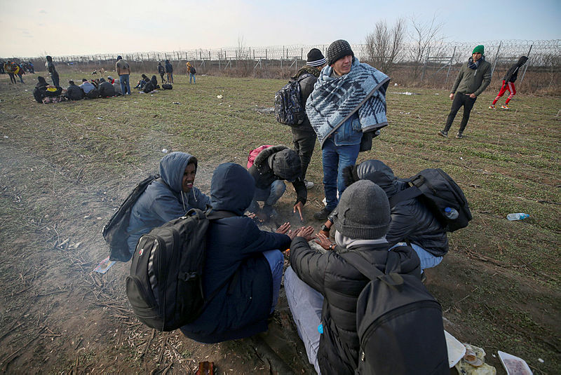 SON DAKİKA! Mültecilere Yunanistan’dan insanlık dışı saldırı! Ses ve gaz bombaları, barikatlar...