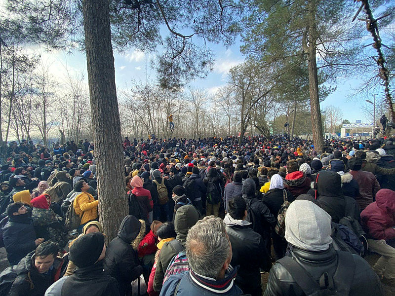 SON DAKİKA! Mültecilere Yunanistan’dan insanlık dışı saldırı! Ses ve gaz bombaları, barikatlar...