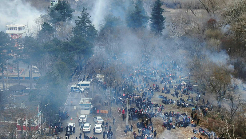 SON DAKİKA! Mültecilere Yunanistan’dan insanlık dışı saldırı! Ses ve gaz bombaları, barikatlar...