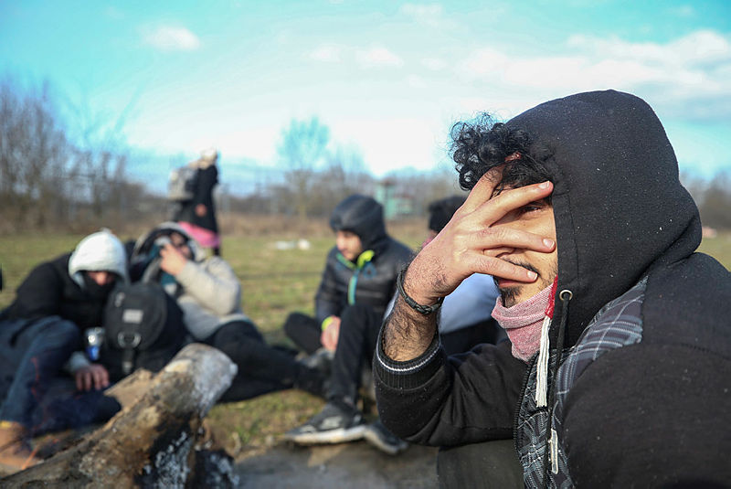 SON DAKİKA! Mültecilere Yunanistan’dan insanlık dışı saldırı! Ses ve gaz bombaları, barikatlar...
