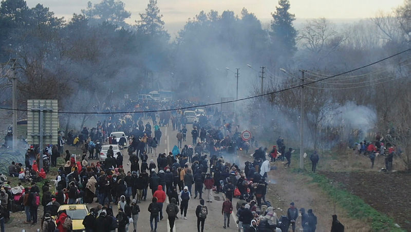 SON DAKİKA! Mültecilere Yunanistan’dan insanlık dışı saldırı! Ses ve gaz bombaları, barikatlar...