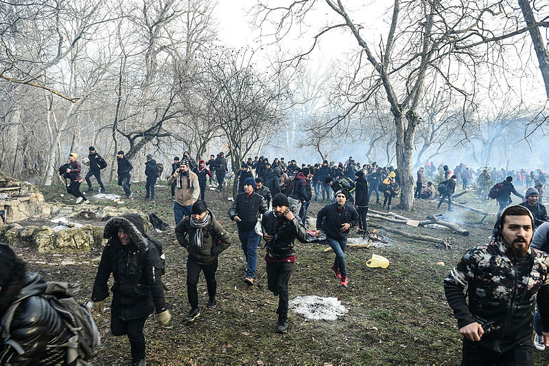 SON DAKİKA! Mültecilere Yunanistan’dan insanlık dışı saldırı! Ses ve gaz bombaları, barikatlar...