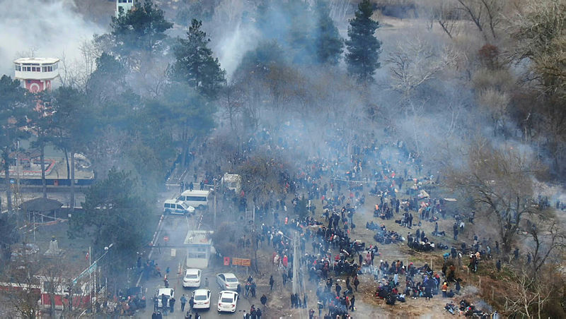 SON DAKİKA! Mültecilere Yunanistan’dan insanlık dışı saldırı! Ses ve gaz bombaları, barikatlar...