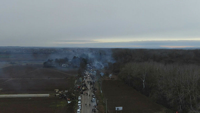 SON DAKİKA! Mültecilere Yunanistan’dan insanlık dışı saldırı! Ses ve gaz bombaları, barikatlar...