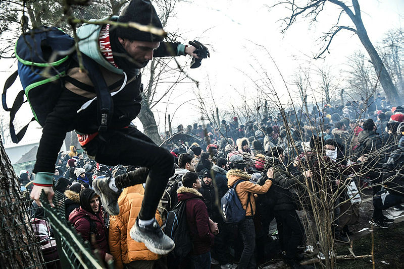 SON DAKİKA! Mültecilere Yunanistan’dan insanlık dışı saldırı! Ses ve gaz bombaları, barikatlar...
