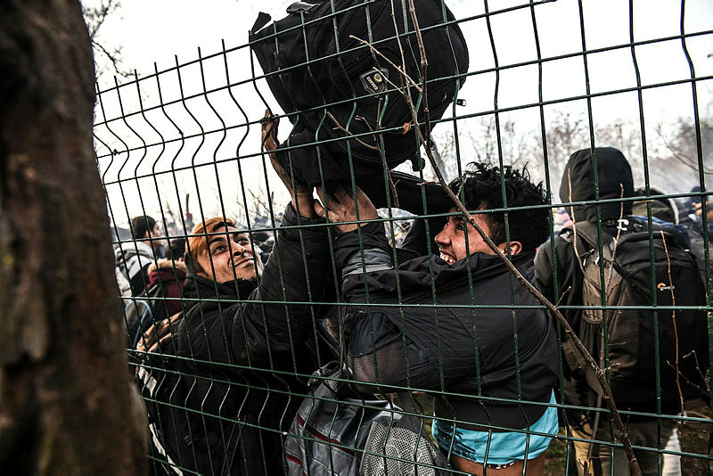 SON DAKİKA! Mültecilere Yunanistan’dan insanlık dışı saldırı! Ses ve gaz bombaları, barikatlar...