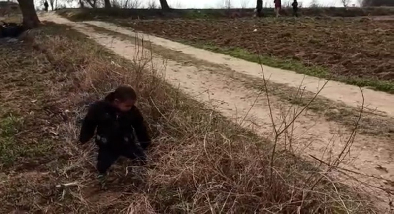 Son Dakika Haberi: Avrupa’ya gitmek isteyen minik mültecinin görüntüleri yürekleri dağladı