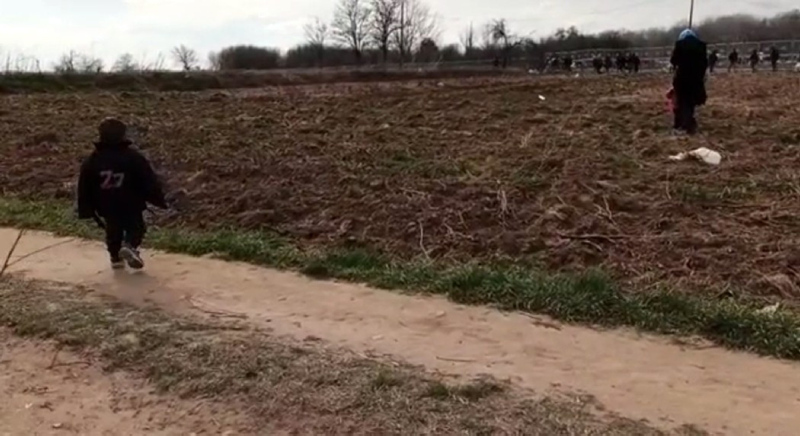 Son Dakika Haberi: Avrupa’ya gitmek isteyen minik mültecinin görüntüleri yürekleri dağladı