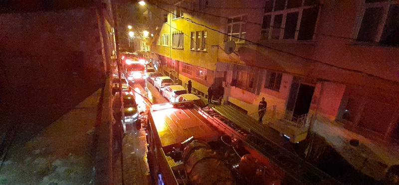 SON DAKİKA! İstanbul’da yangın! Alev alev yanan evde son durum...