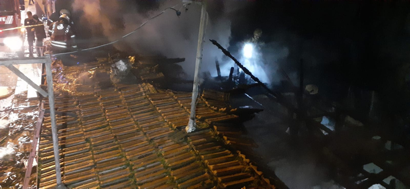 SON DAKİKA! İstanbul’da yangın! Alev alev yanan evde son durum...
