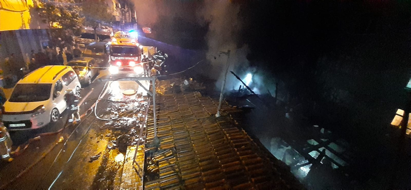 SON DAKİKA! İstanbul’da yangın! Alev alev yanan evde son durum...