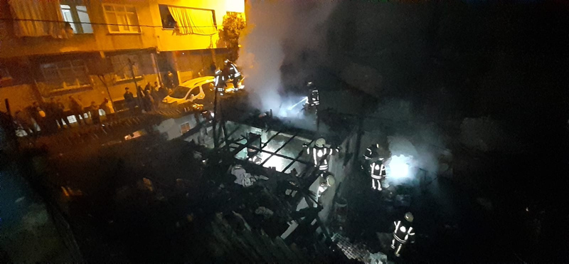 SON DAKİKA! İstanbul’da yangın! Alev alev yanan evde son durum...