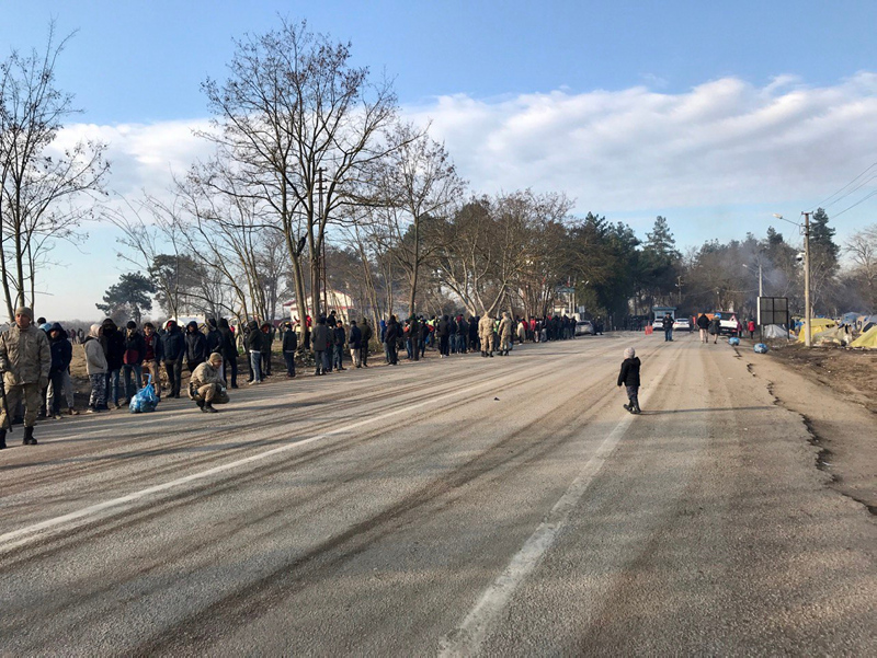 Mehmetçik’in oyunlar oynadığı çocuğu Yunan polisi gaza boğdu! Sınırdan SON DAKİKA...