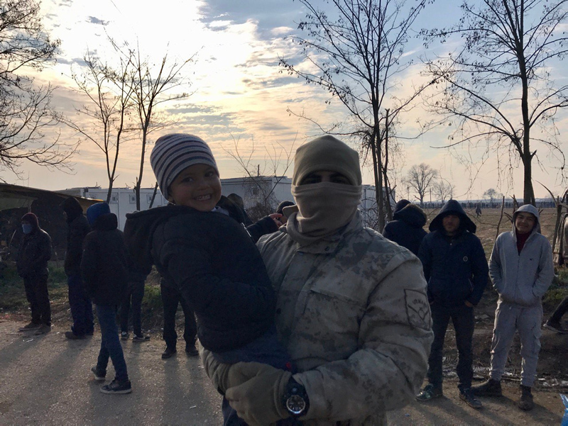 Mehmetçik’in oyunlar oynadığı çocuğu Yunan polisi gaza boğdu! Sınırdan SON DAKİKA...