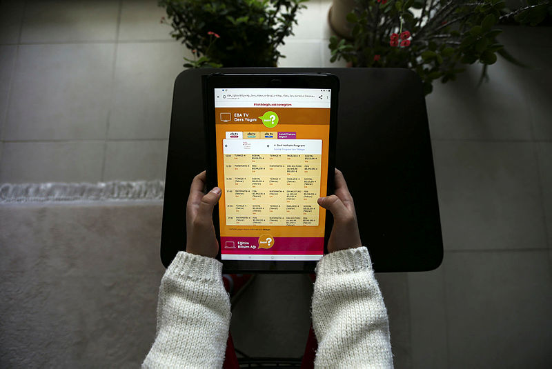 EBA TV canlı yayın izle: 2020 TRT EBA TV ile İlkokul, ortaokul, lise dersleri anlatımı canlı izle! EBA TV frekansı ve öğrenci girişi sayfası!