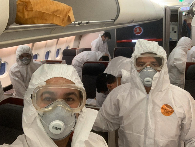 THY ekipleri özel kıyafetlerle Türk öğrencileri yurda taşıdı