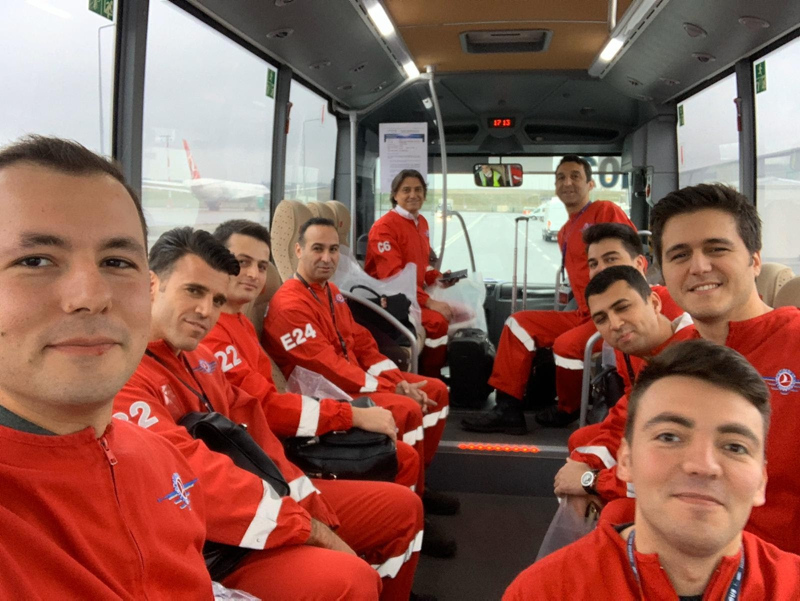 THY ekipleri özel kıyafetlerle Türk öğrencileri yurda taşıdı