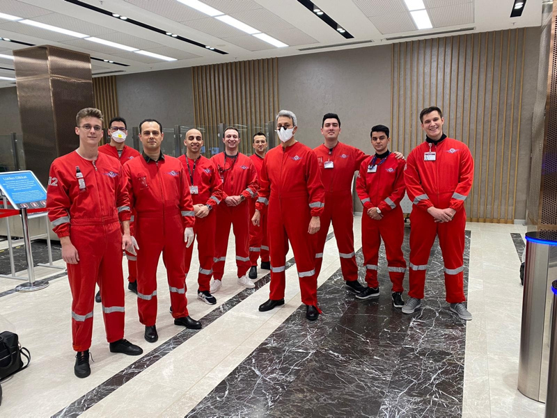 THY ekipleri özel kıyafetlerle Türk öğrencileri yurda taşıdı