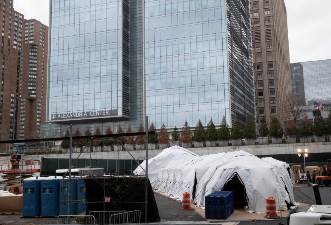 ABD’de ’coronavirüs’ kabusu: New York’un göbeğinde geçici morglar oluşturuldu