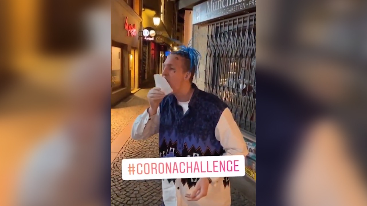 Son dakika haberi: Ünlü rapçi Felix Krull corona virüse aldırmadı, sokaktaki objeleri yaladı! Almanya’da skandal görüntüler