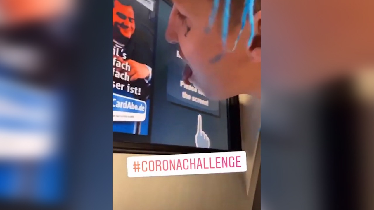 Son dakika haberi: Ünlü rapçi Felix Krull corona virüse aldırmadı, sokaktaki objeleri yaladı! Almanya’da skandal görüntüler