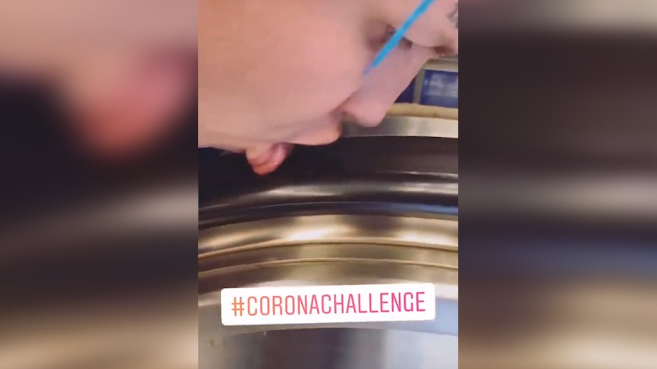 Son dakika haberi: Ünlü rapçi Felix Krull corona virüse aldırmadı, sokaktaki objeleri yaladı! Almanya’da skandal görüntüler