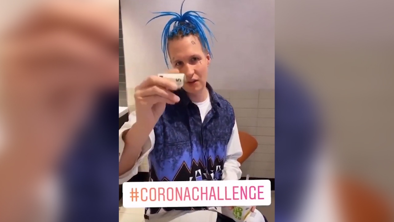 Son dakika haberi: Ünlü rapçi Felix Krull corona virüse aldırmadı, sokaktaki objeleri yaladı! Almanya’da skandal görüntüler