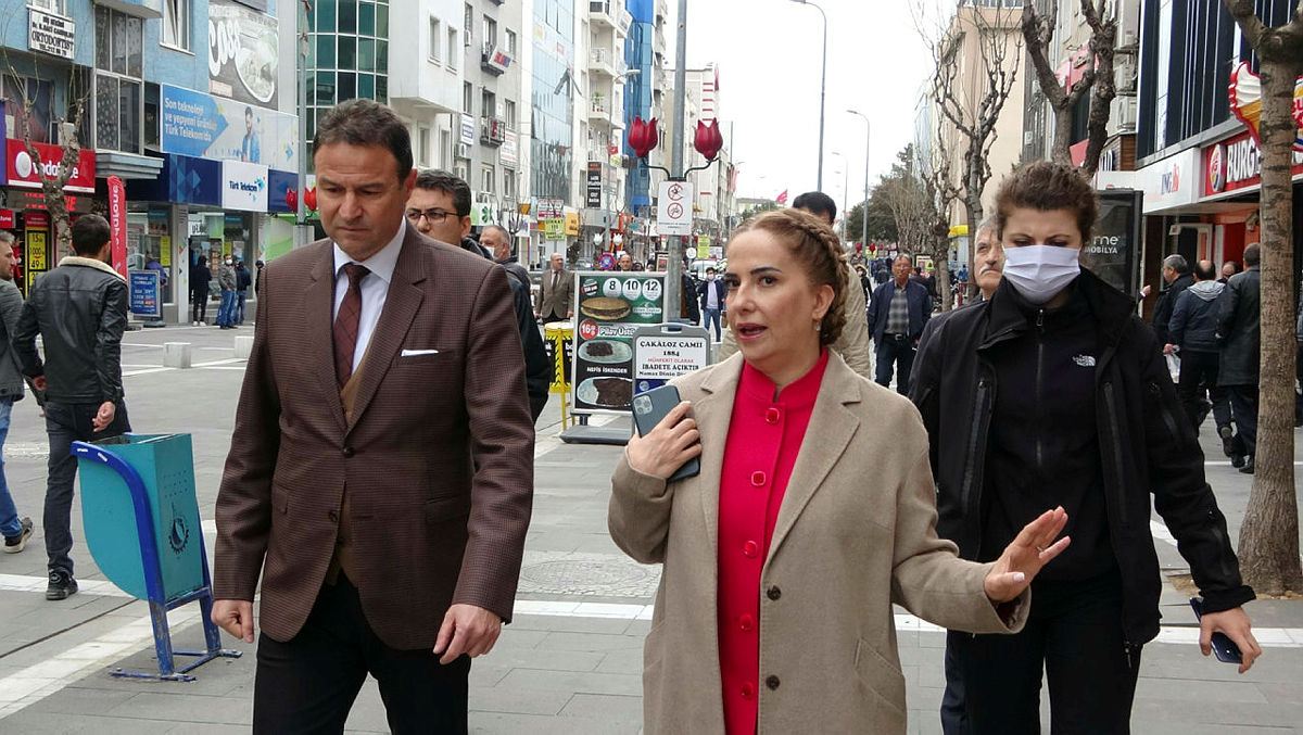 Uşak valisi Funda Kocabıyık kimdir? Corona virüs teftişine çıkan Funda Kocabıyık kaç yaşında ve nereli?