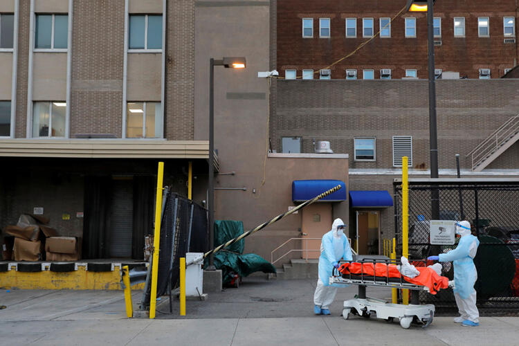 SON DAKİKA HABER: ABD’den şoke eden corona virüsü görüntüleri! Cesetleri sokaktan topluyorlar