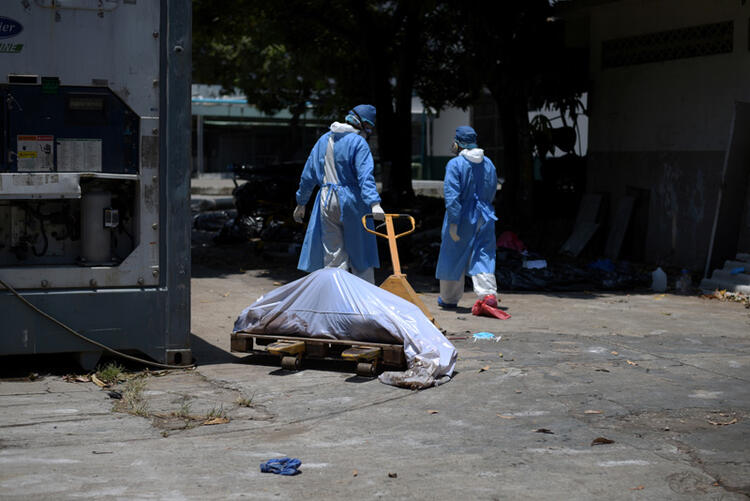 SON DAKİKA HABER: ABD’den şoke eden corona virüsü görüntüleri! Cesetleri sokaktan topluyorlar