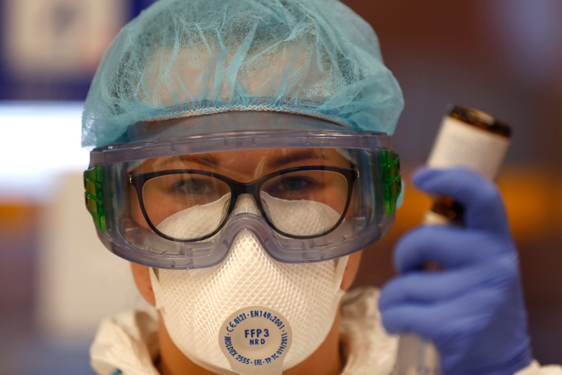 Son dakika... Bilim Kurulu üyesi Yamanel: Coronavirüse 8 metre yeter!