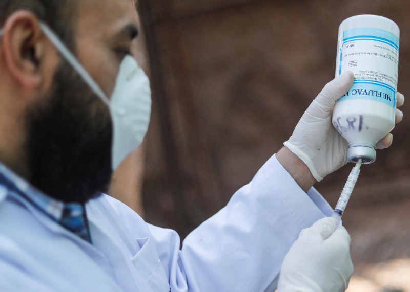 Son dakika... Bilim Kurulu üyesi Yamanel: Coronavirüse 8 metre yeter!