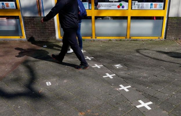 SON DAKİKA! İlginç coronavirüs görüntüleri! Mağazanın kapısı başka, içerisi başka ülkede...