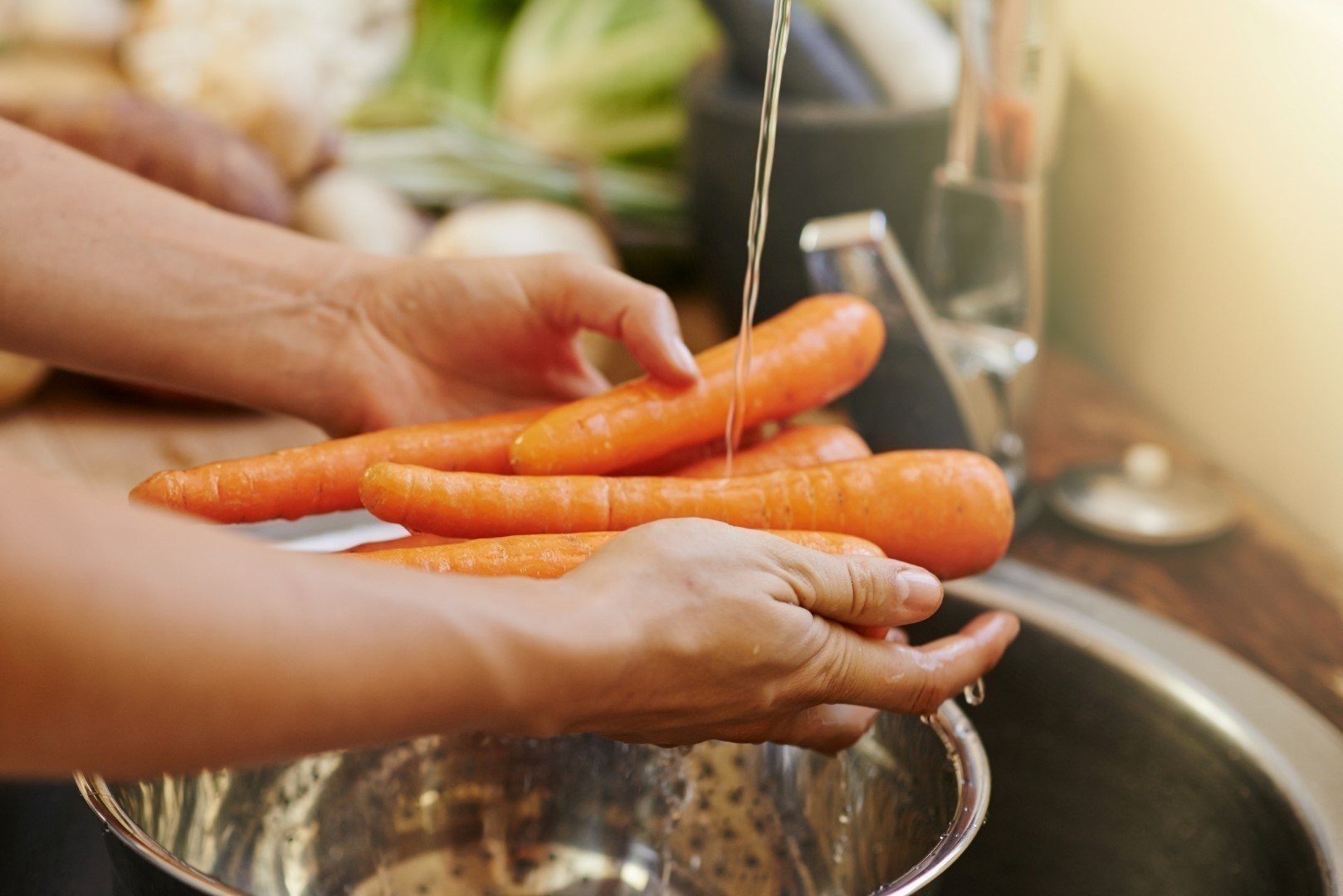 Женщина мастурбирует в супермаркете свежей морковкой фото