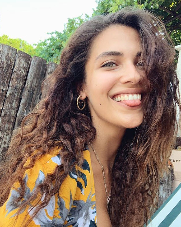 Güzel oyuncu Biran Damla Yılmaz�ın ‘Karantinadan çıktım’ pozu olay oldu