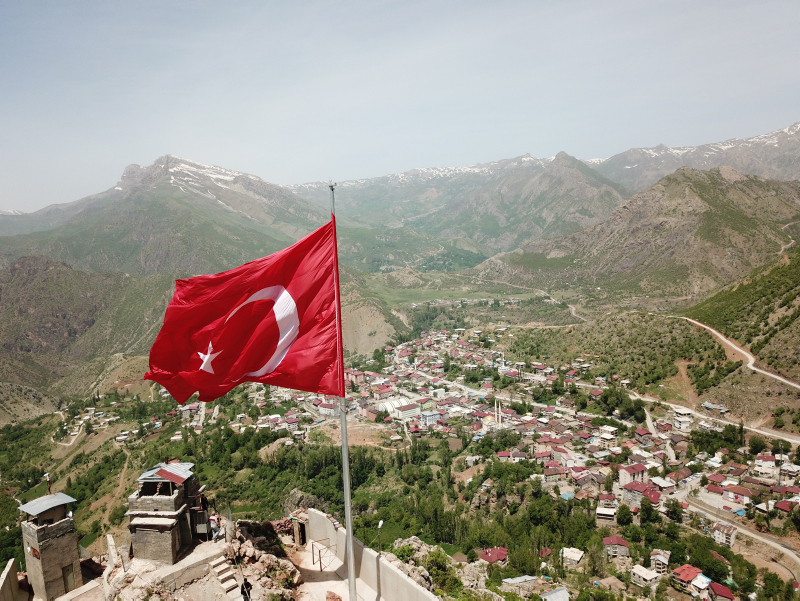 Teröristlerin ’girilmez’ dediği Kato Dağı’nda 150 metrekarelik Türk bayrağı göndere çekildi