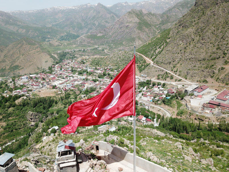 Teröristlerin ’girilmez’ dediği Kato Dağı’nda 150 metrekarelik Türk bayrağı göndere çekildi