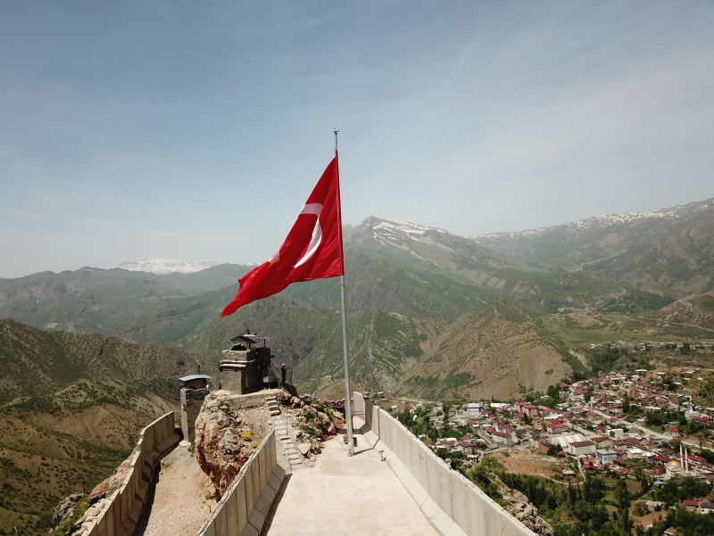 Teröristlerin ’girilmez’ dediği Kato Dağı’nda 150 metrekarelik Türk bayrağı göndere çekildi
